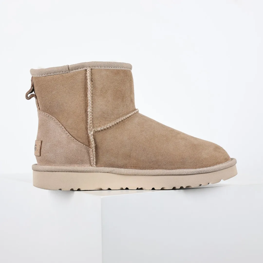 Pick up locally 💰540 Core recommendation Good price Cashmere insoles are a very suitable choice for keeping warm in winter and at home. In the new year, uug launched a series of styles, which are partial to the preferences of young consumers and have also moved to the forefront of fashion trends. Shoe body material Water-repellent coated suede upper 17mm UGGPURE™ implanted wool insole Lightweight non-slip comfortable rubber outsole With brand LOGO Trademark Comes with a full set of packaging Size: 35 36 37 38 39 40 41 42 43 44
